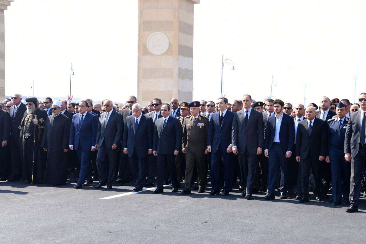 السيسى يتقدم الجنازة العسكرية لمبارك
