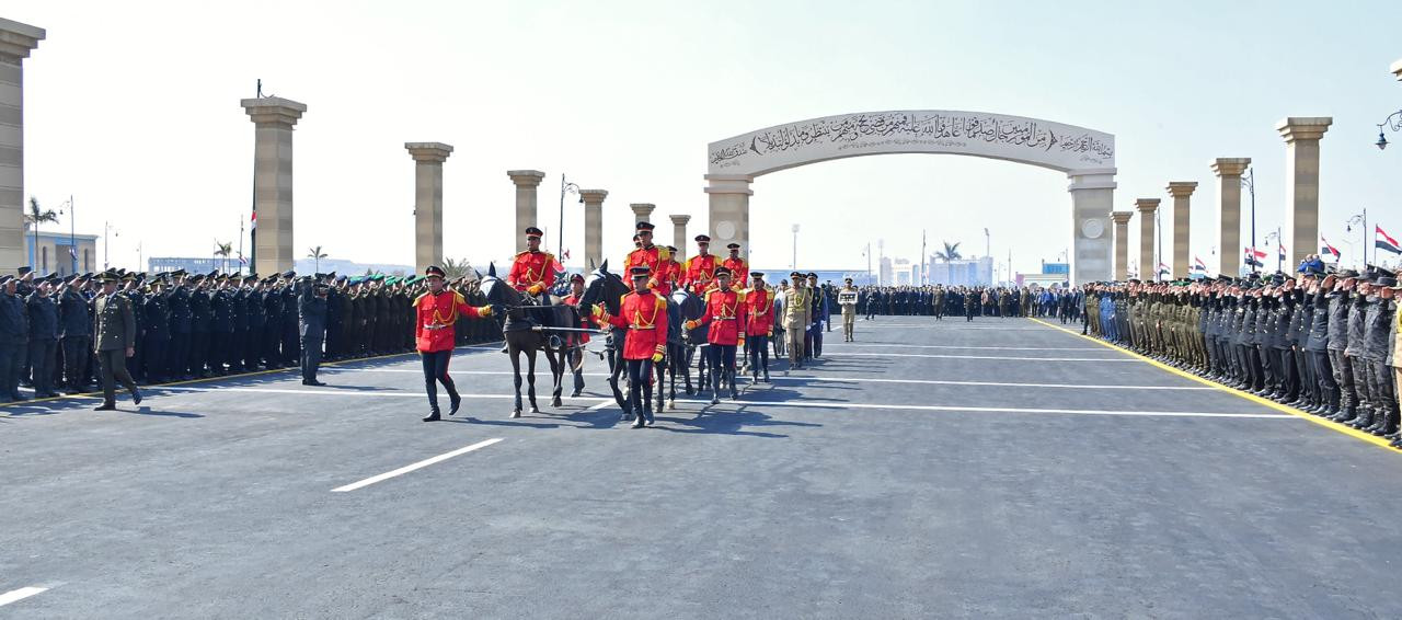 السيسى يتقدم الجنازة العسكرية لمبارك