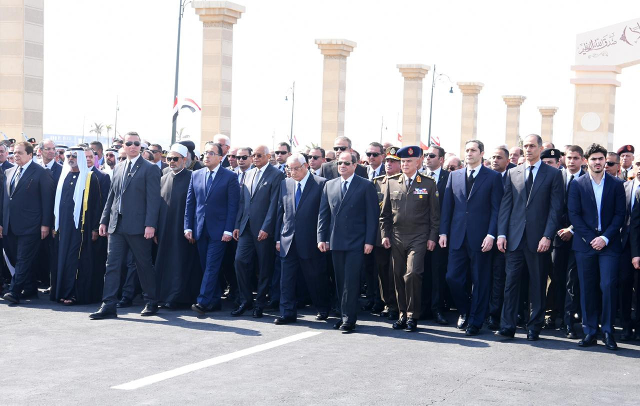 السيسى يتقدم الجنازة العسكرية لمبارك