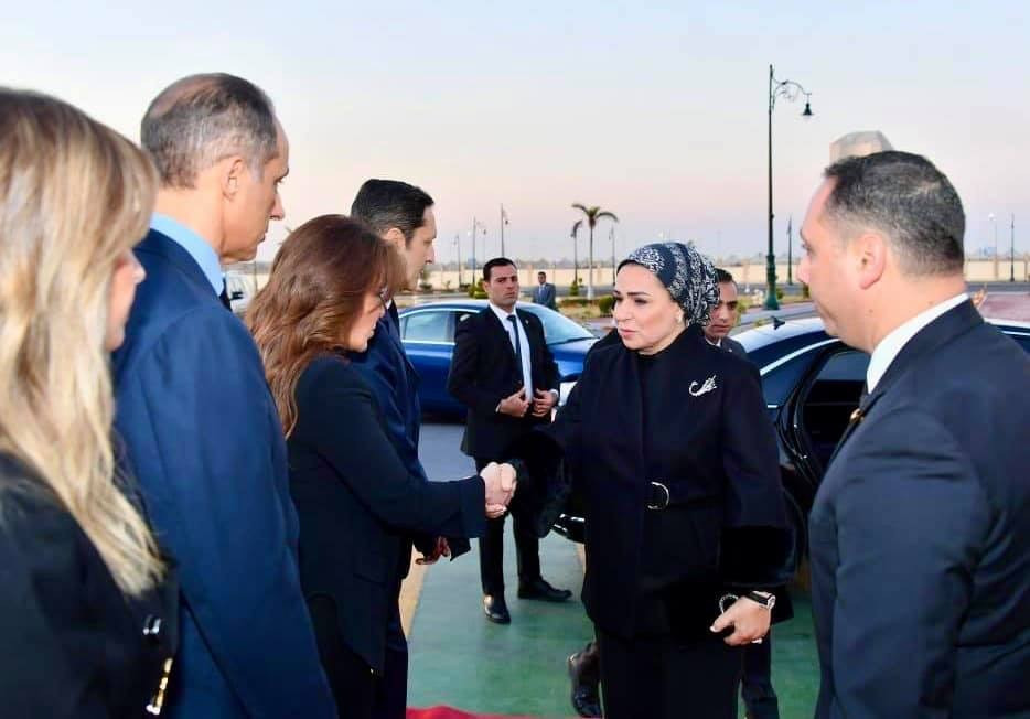 قرينة الرئيس تقدم العزاء لأسرة مبارك