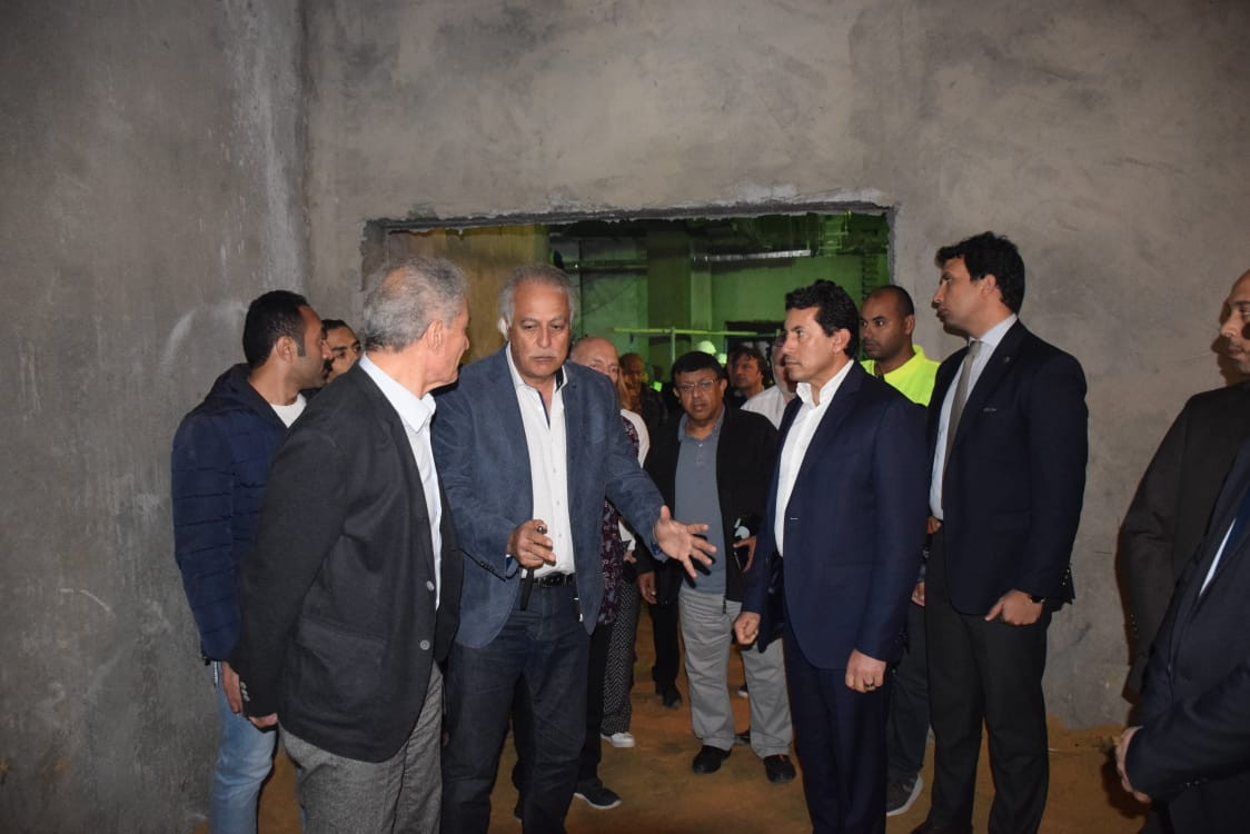 أشرف صبحى مع أعضاء الاتحاد الدولى لكرة اليد