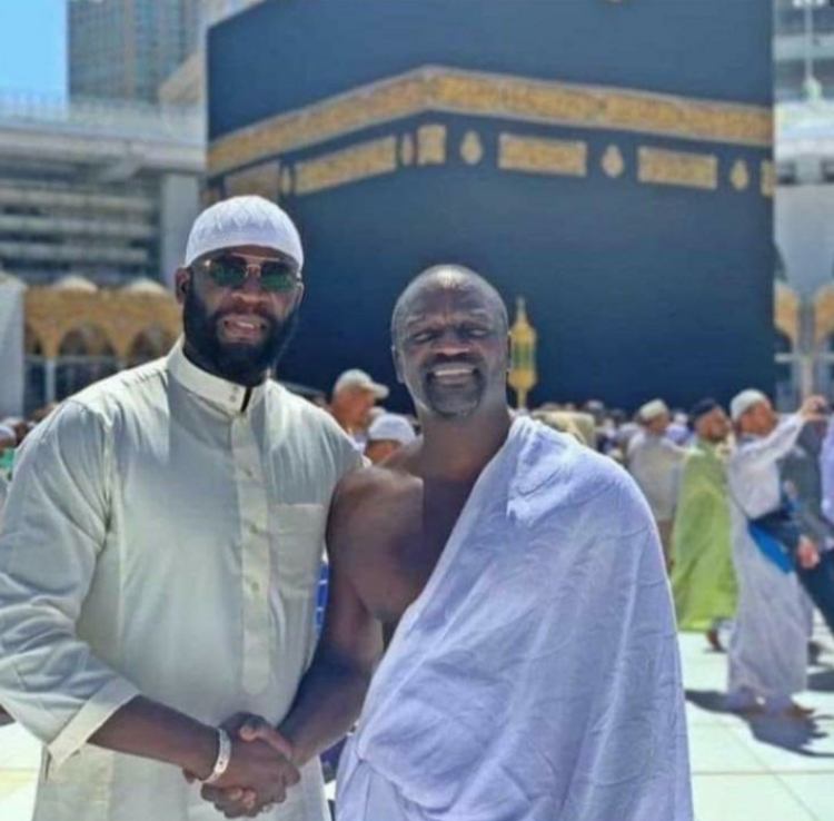 Akon يؤدى مناسك العمرة