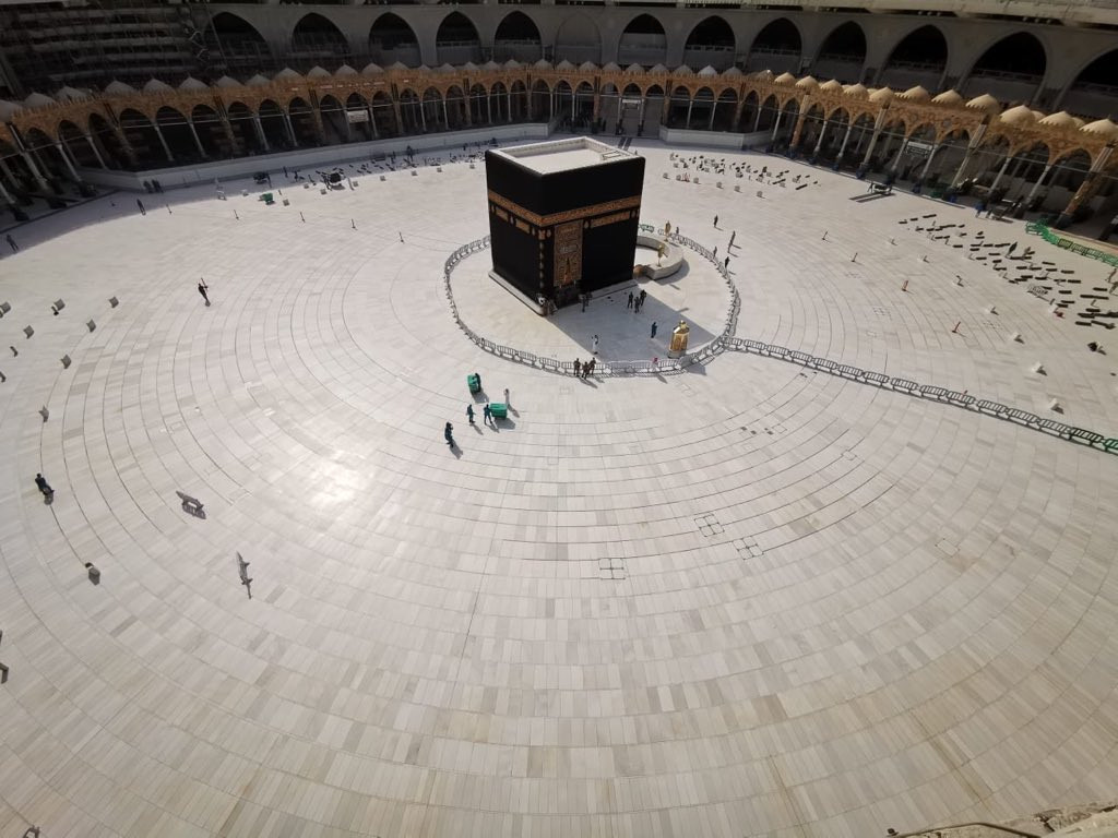 تعقيم صحن الطواف بالكعبة المشرفة