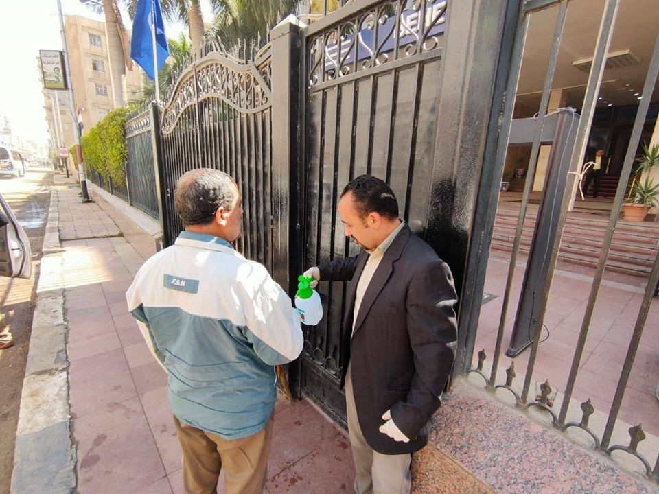 توزيع كمامات وجوانتيات على المواطنين بالبحيرة