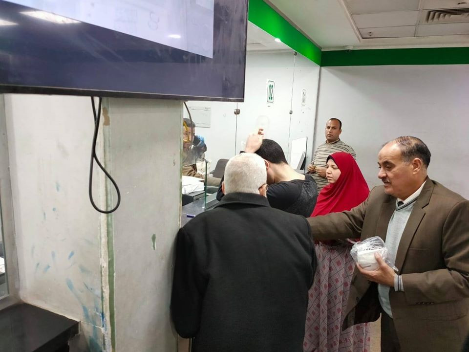 توزيع كمامات وجوانتيات على المواطنين بالبحيرة