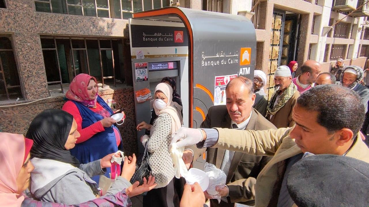 توزيع كمامات وجوانتيات على المواطنين بالبحيرة
