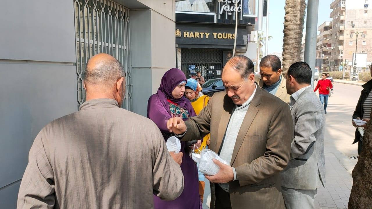 توزيع كمامات وجوانتيات على المواطنين بالبحيرة