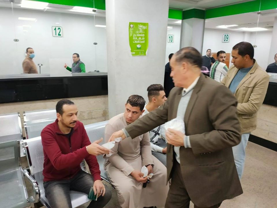 توزيع كمامات وجوانتيات على المواطنين بالبحيرة