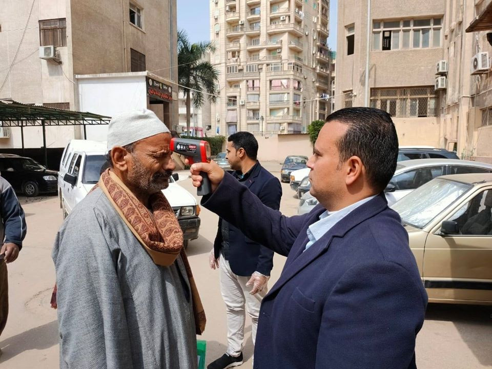 توزيع كمامات وجوانتيات على المواطنين بالبحيرة