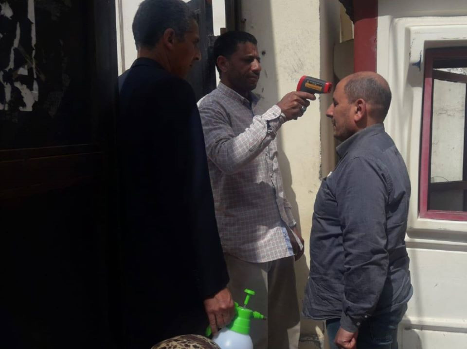 توزيع كمامات وجوانتيات على المواطنين بالبحيرة