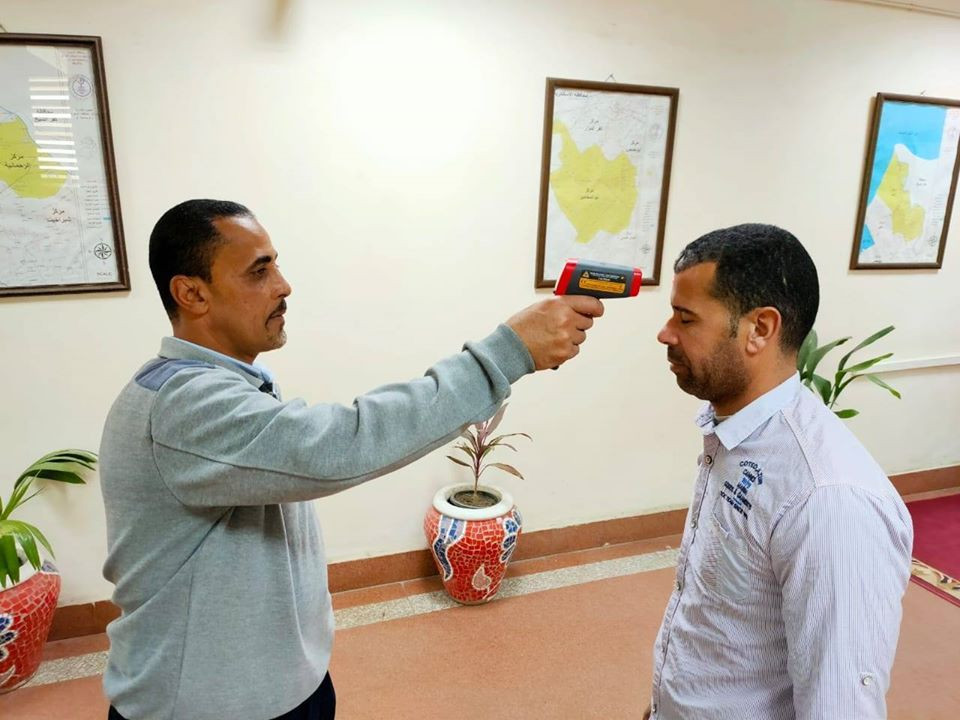 توزيع كمامات وجوانتيات على المواطنين بالبحيرة