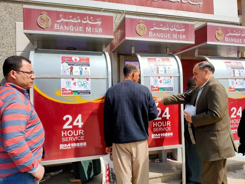 توزيع كمامات وجوانتيات على المواطنين بالبحيرة