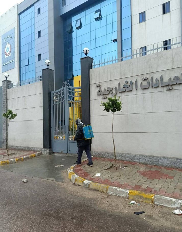 تعقيم محيط مستشفى عزل كورونا في الإسكندرية