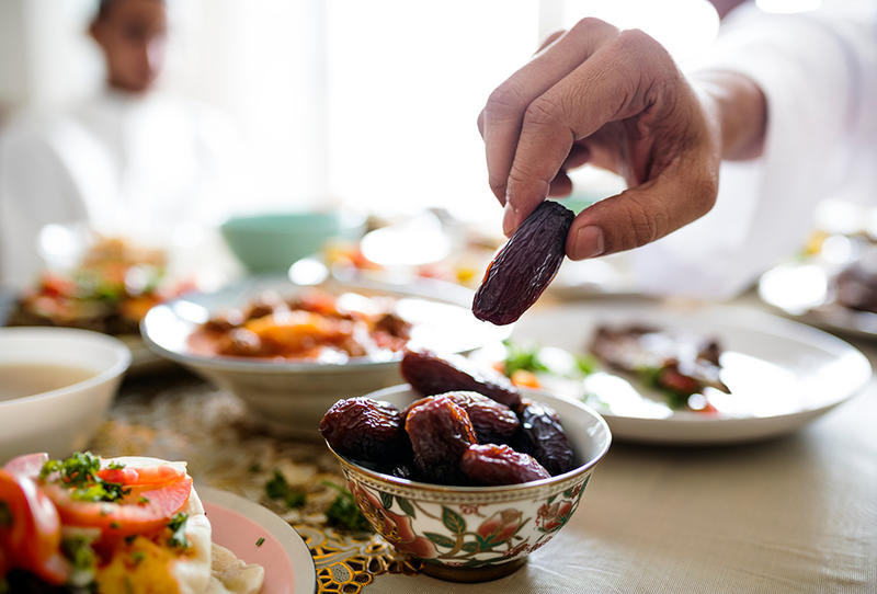6 عادات غذائية تحميك من الحموضة وعسر الهضم خلال شهر رمضان