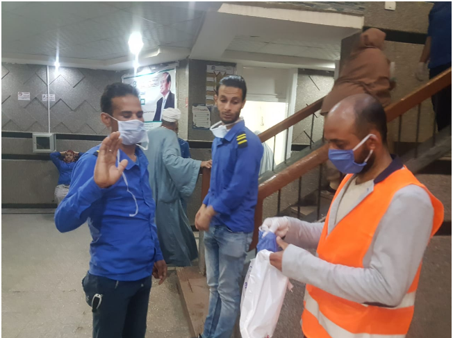 المصريين الأحرار يوزع كمامات