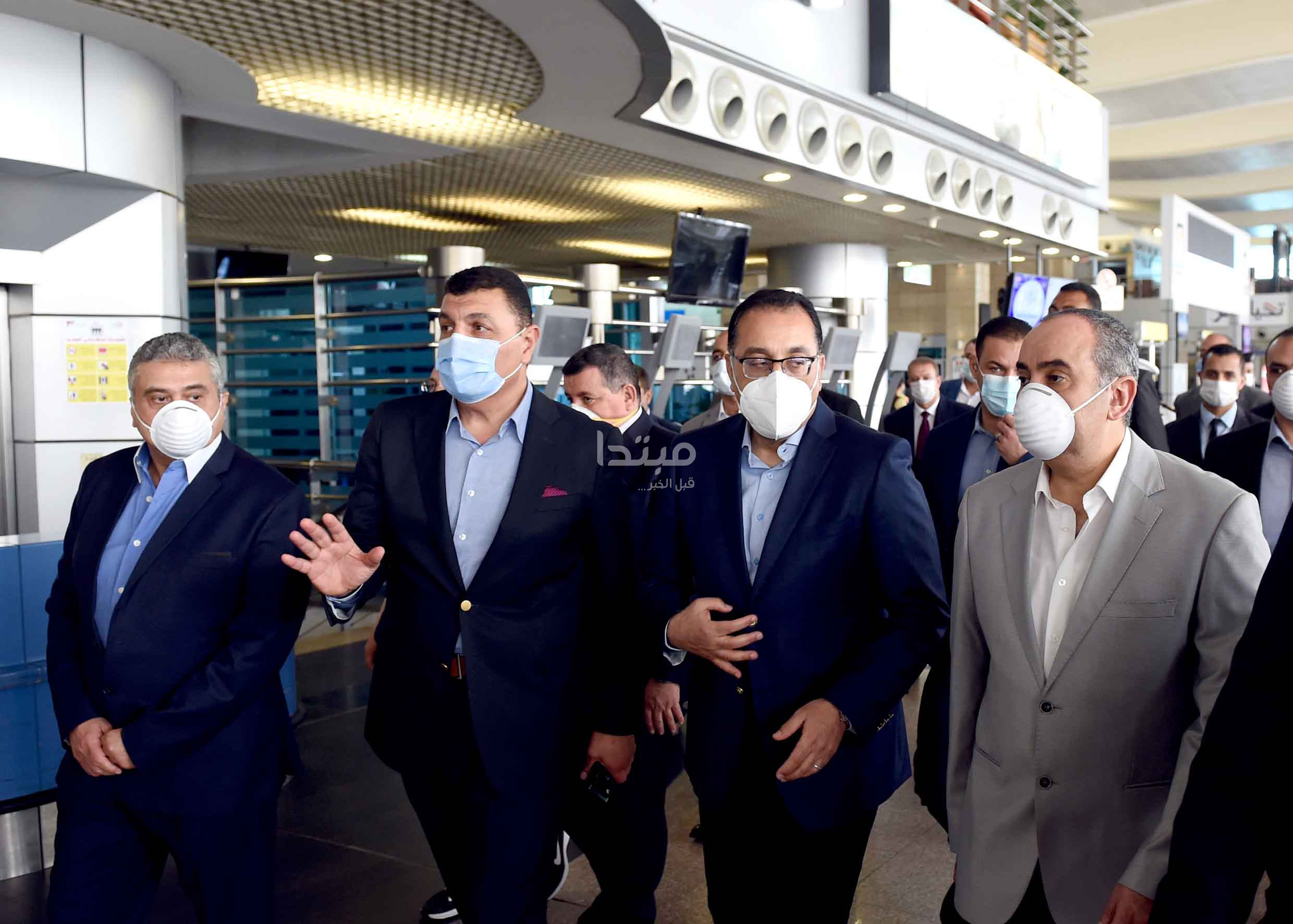 مدبولى يتفقد الإجراءات الاحترازية بمطار القاهرة الدولى