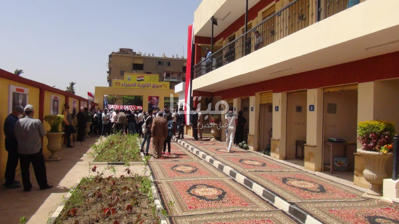 سوق الخضار والفاكهة بالزاوية  الحمراء