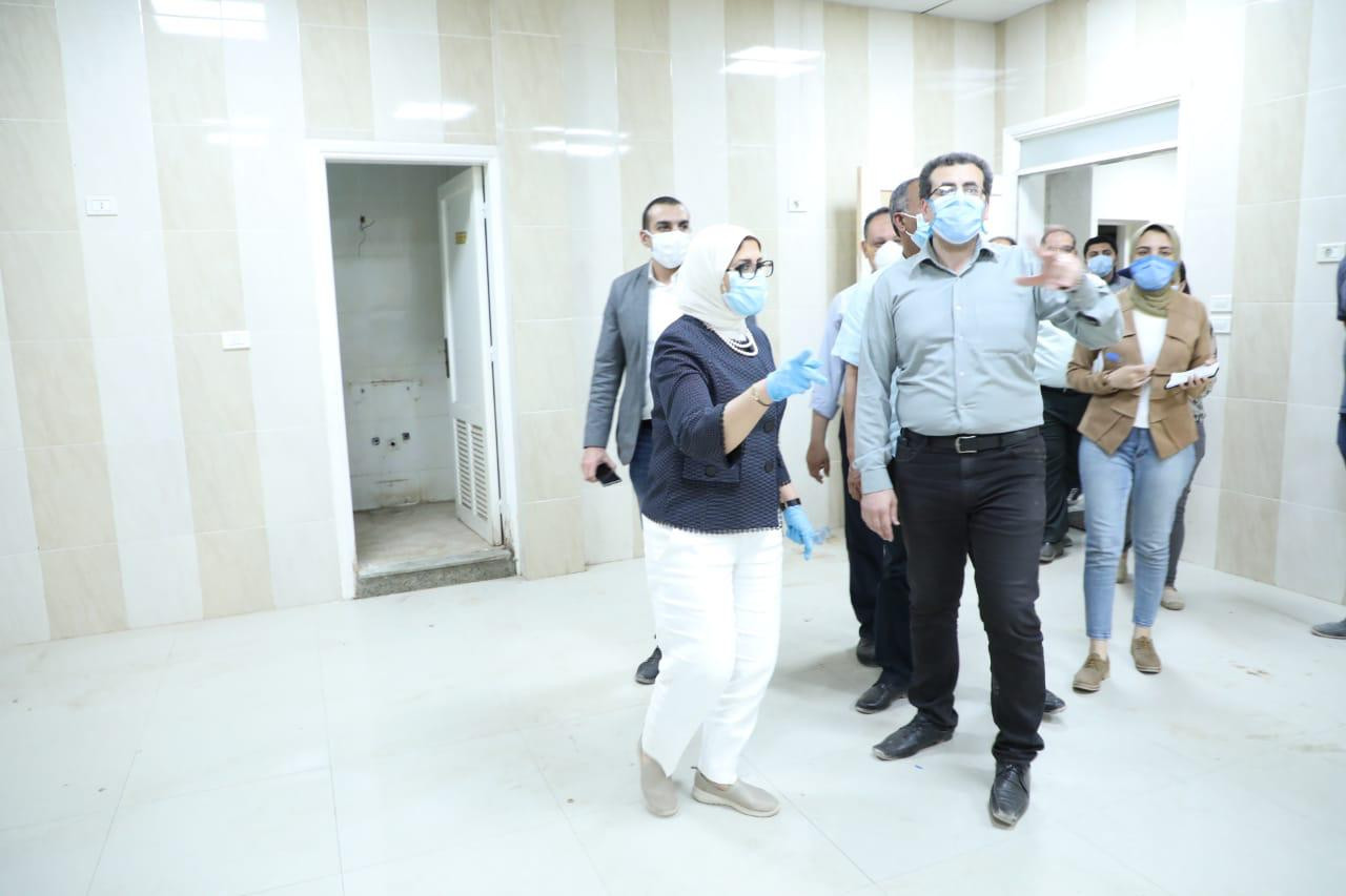 وزيرة الصحة خلال الزيارة