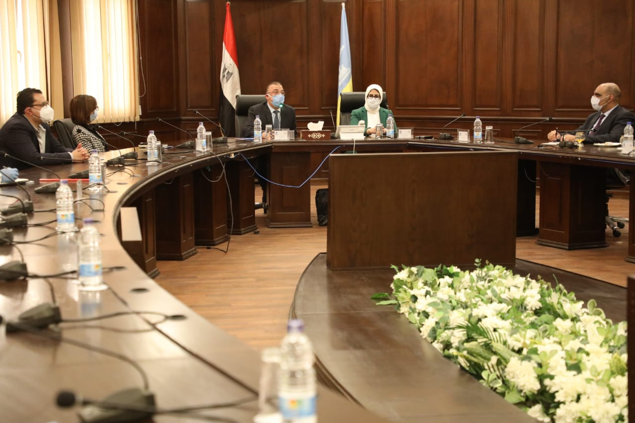 وزيرة الصحة تعقد اجتماعًا مع محافظ الإسكندرية