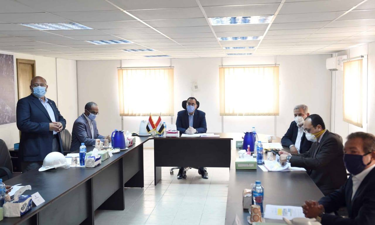 رئيس الوزراء يتفقد محطة معالجة مياه الصرف الصحى بأبورواش