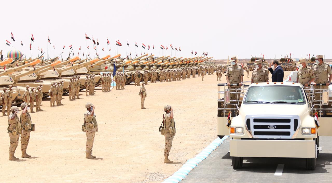الرئيس السيسى يتفقد اصطفاف عناصر المنطقة الغربية العسكرية