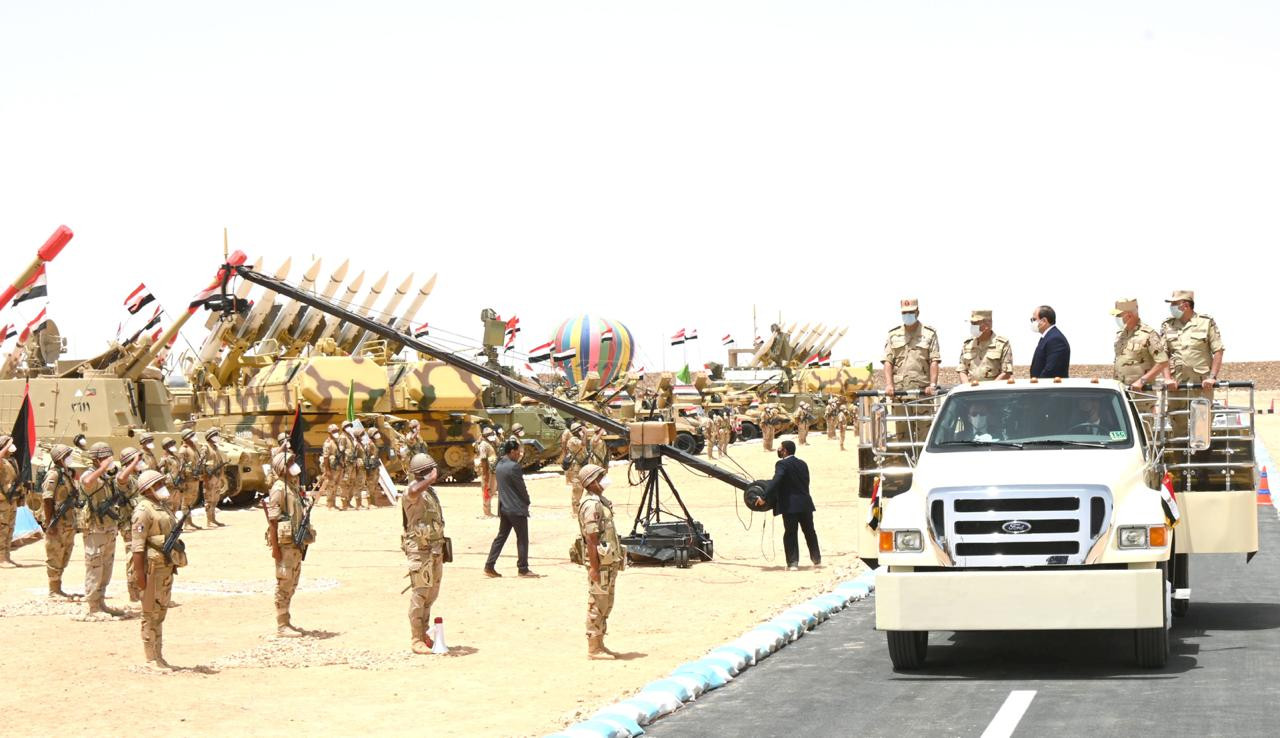 الرئيس السيسى يتفقد اصطفاف عناصر المنطقة الغربية العسكرية