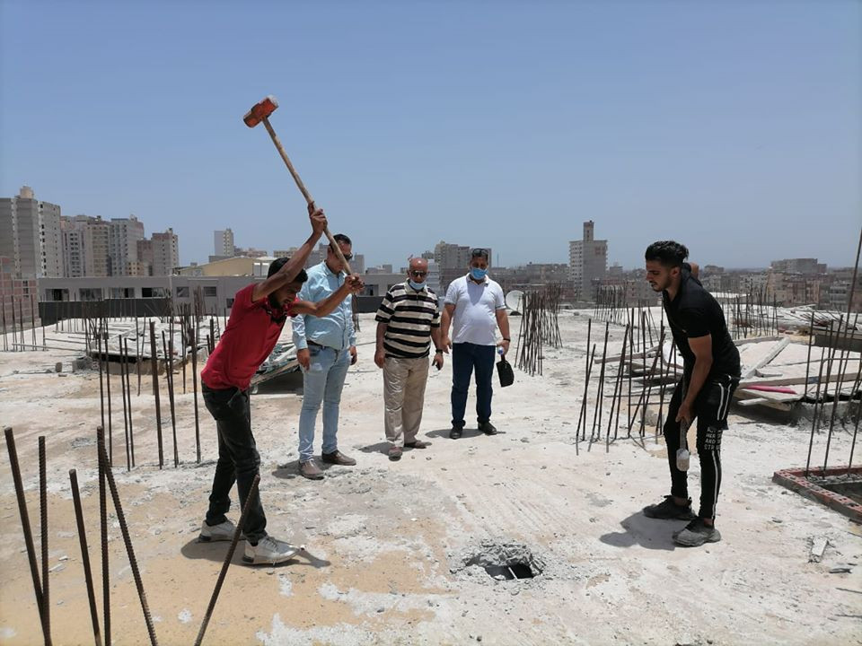 إزالة عقارين دون ترخيص في الإسكندرية