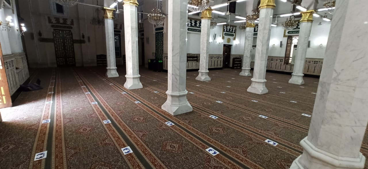 وضع علامات التباعد بين المصلين بمسجد السيدة نفيسة