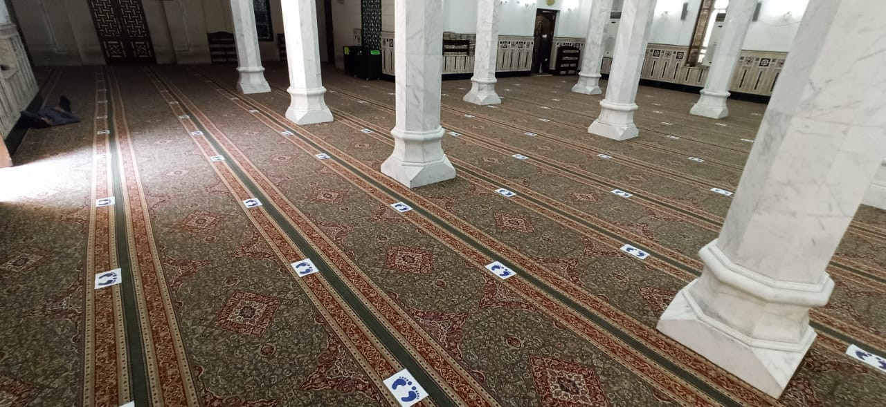 وضع علامات التباعد بين المصلين بمسجد السيدة نفيسة