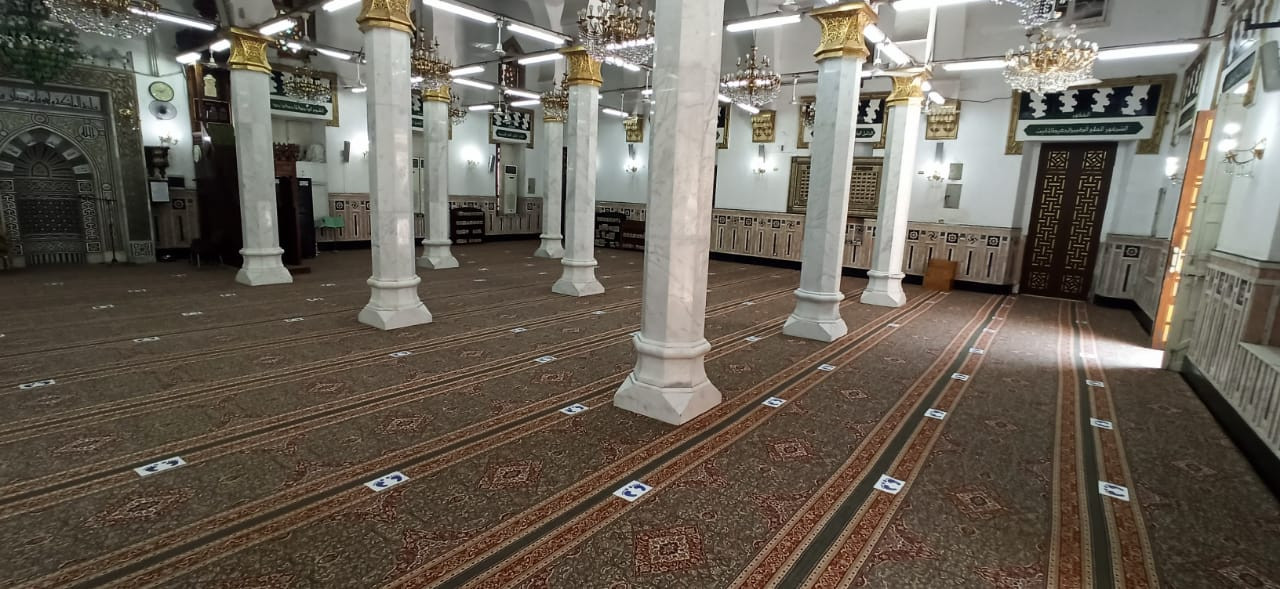 وضع علامات التباعد بين المصلين بمسجد السيدة نفيسة