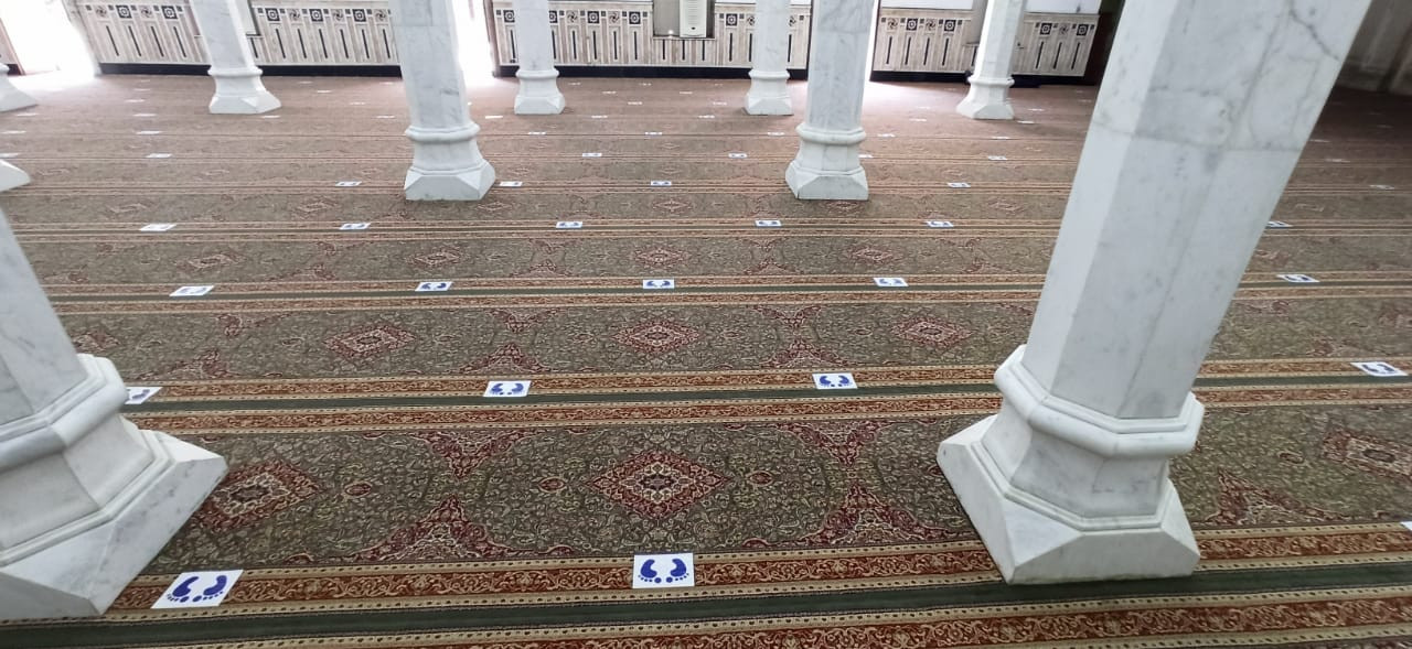 وضع علامات التباعد بين المصلين بمسجد السيدة نفيسة