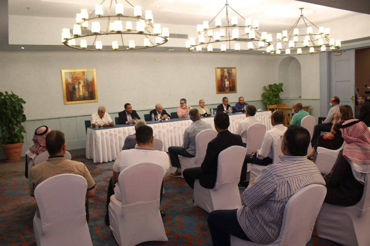 وزيرا السياحة والآثار والطيران المدنى ومحافظ جنوب سيناء يلتقون بمستثمر