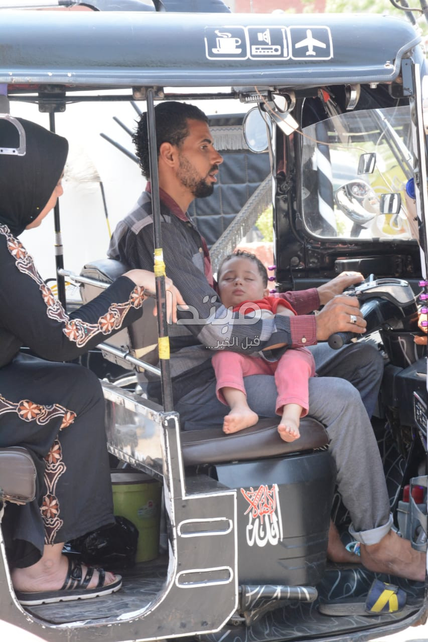 نوم طفل على قدم والده سائق التوك توك