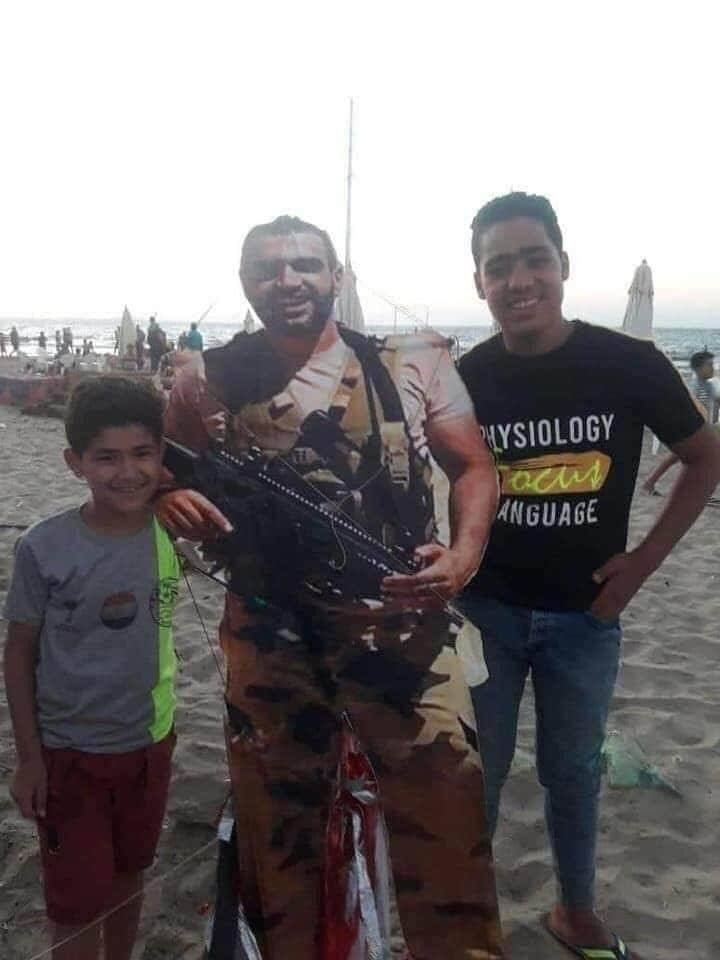 شباب من البحيرة يخلدون الشهيد منسى على شكل طائرة ورقية
