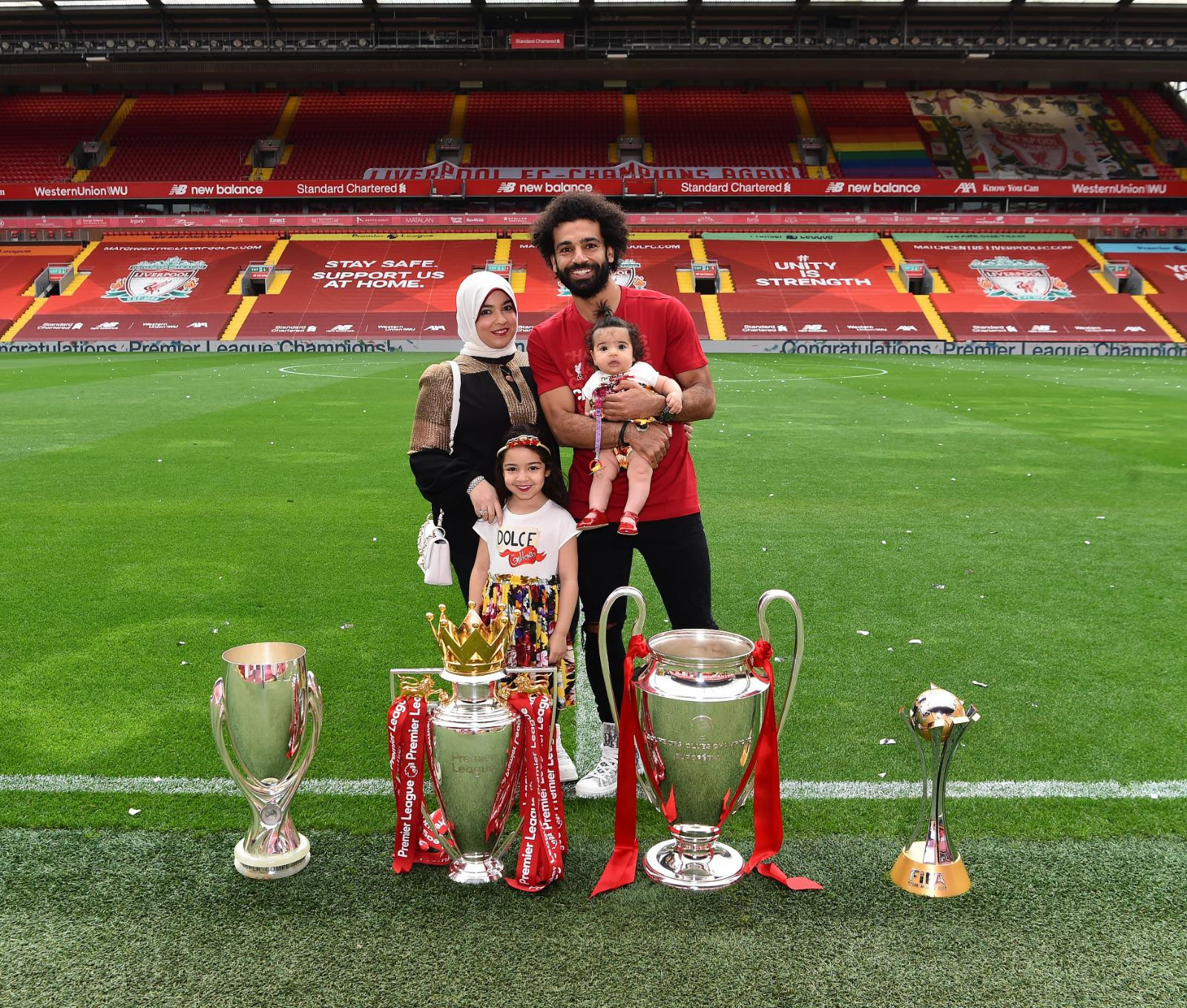 محمد صلاح يحتفل بلقب الدورى الإنجليزى مع أسرته