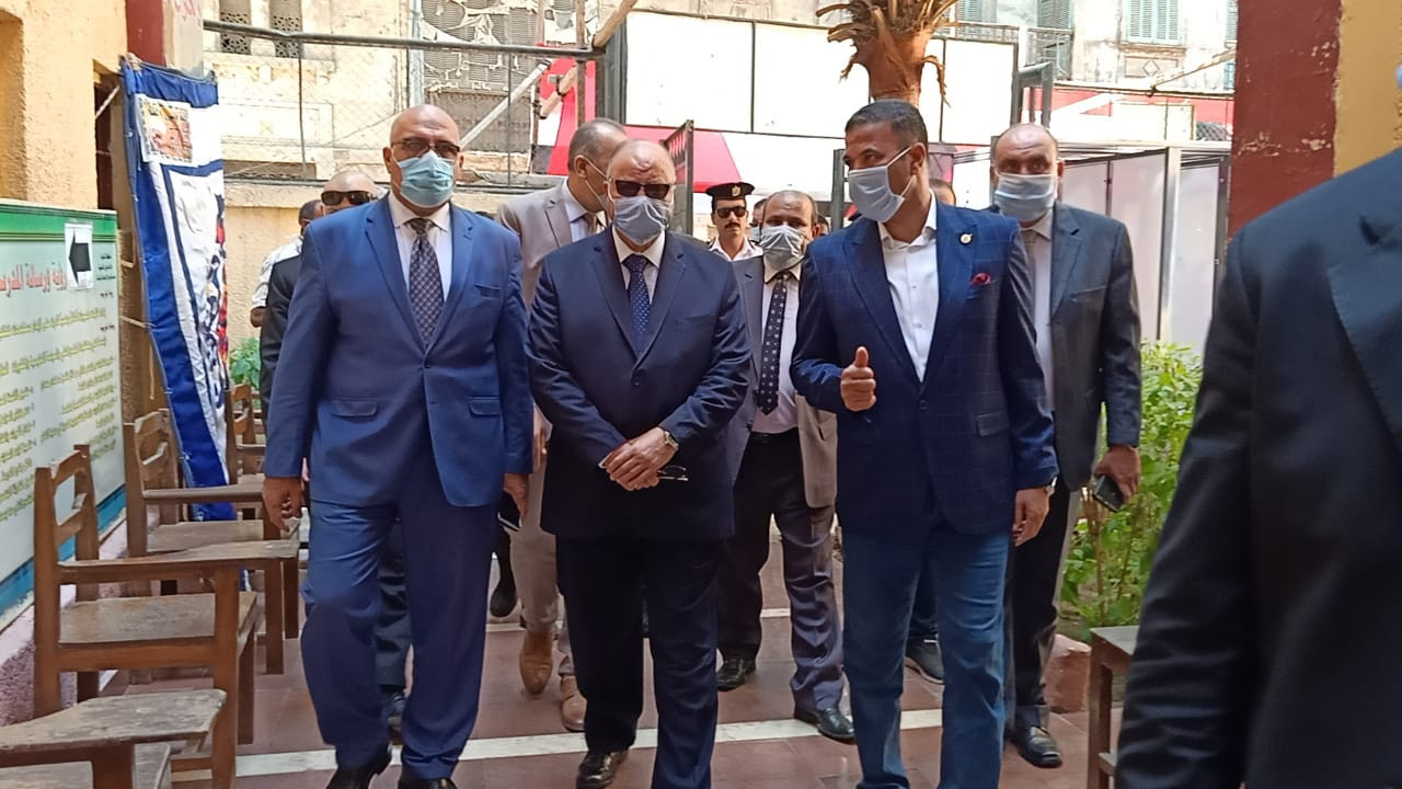 محافظ القاهرة يتفقد المقار الانتخابية