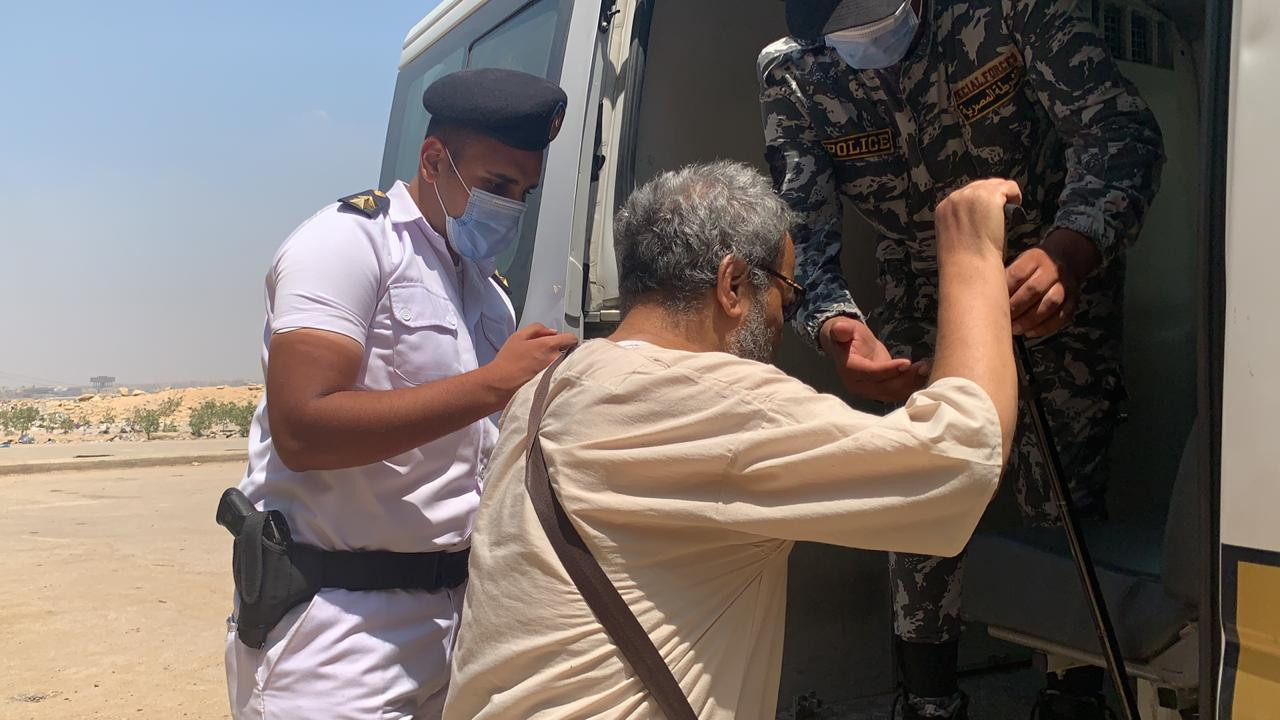 كفيف يصوت فى الانتخابات