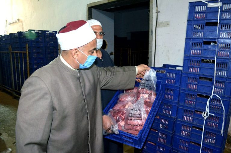 عملية تجهيز لحوم الأضاحى