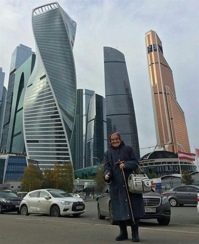 امرأة مسنة تجوب العالم