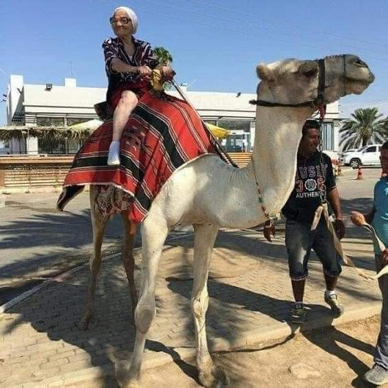 امرأة مسنة تجوب العالم