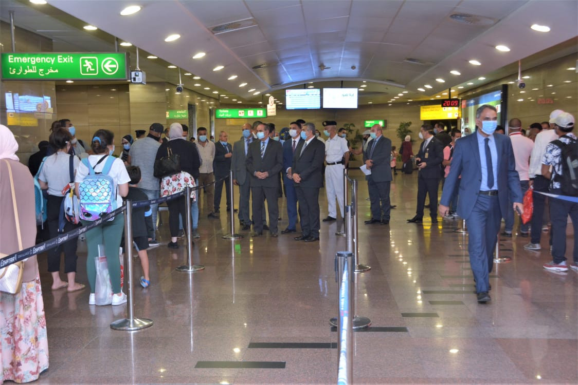 جولة وزير الطيران بمطار القاهرة