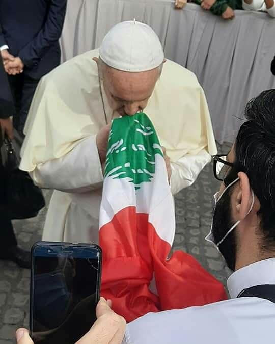 البابا فرنسيس يقبل علم لبنان