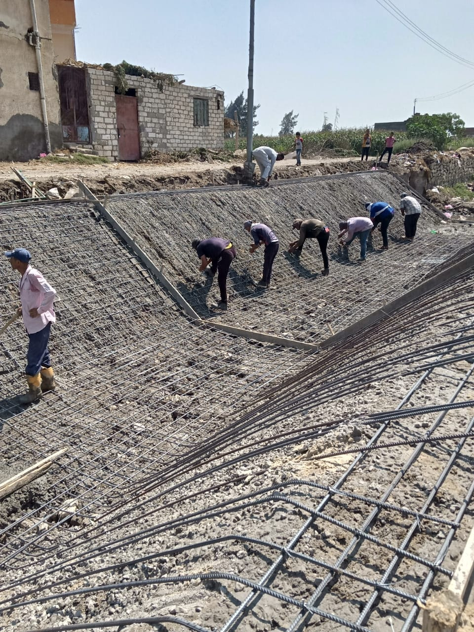 عمليات تأهيل وتبطين الترع