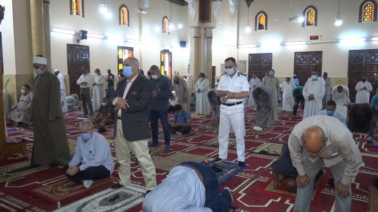 محافظ الأقصر يؤدى صلاة الجمعة