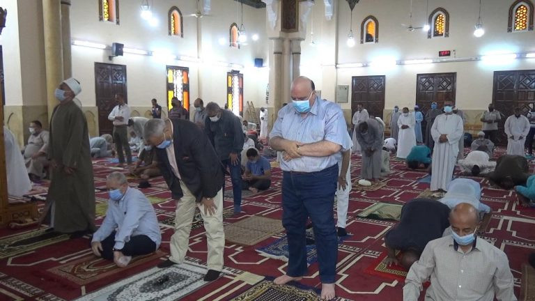 محافظ الأقصر يؤدى صلاة الجمعة
