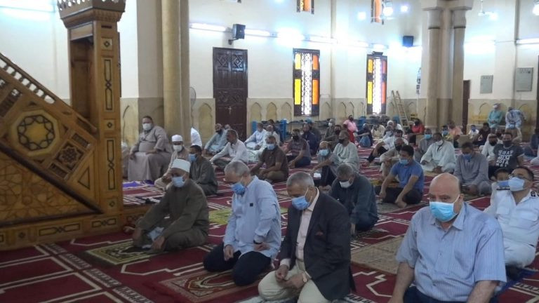محافظ الأقصر يؤدى صلاة الجمعة