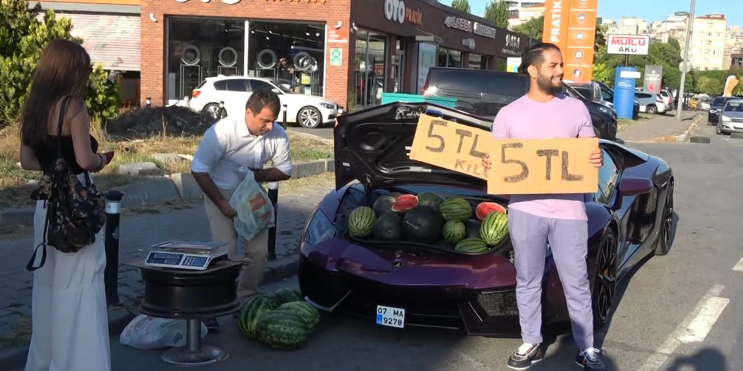 شاب يبيع البطيخ على سيارة لامبورجنى فى تركيا
