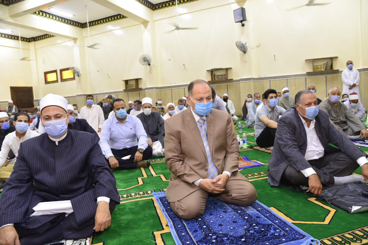 محافظ أسيوط ومدير مديرية الأوقاف خلال افتتاح المساجد الجديدة بأسيوط