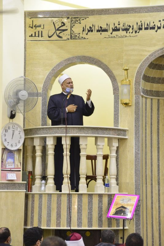 محافظ أسيوط ومدير مديرية الأوقاف خلال افتتاح المساجد الجديدة بأسيوط