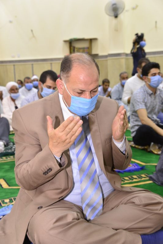 محافظ أسيوط ومدير مديرية الأوقاف خلال افتتاح المساجد الجديدة بأسيوط